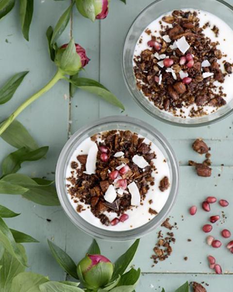 Verrines au yaourt et granola au chocolat