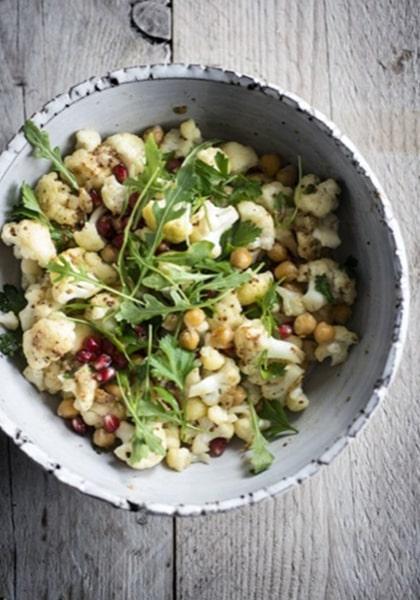 Salade de chou-fleur, pois chiches et grenade