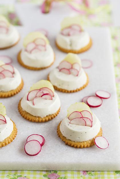 Mini cheesecakes au chèvre, concombre et radis