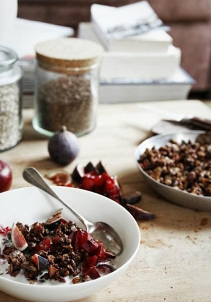 Granola chocolaté aux prunes et aux figues