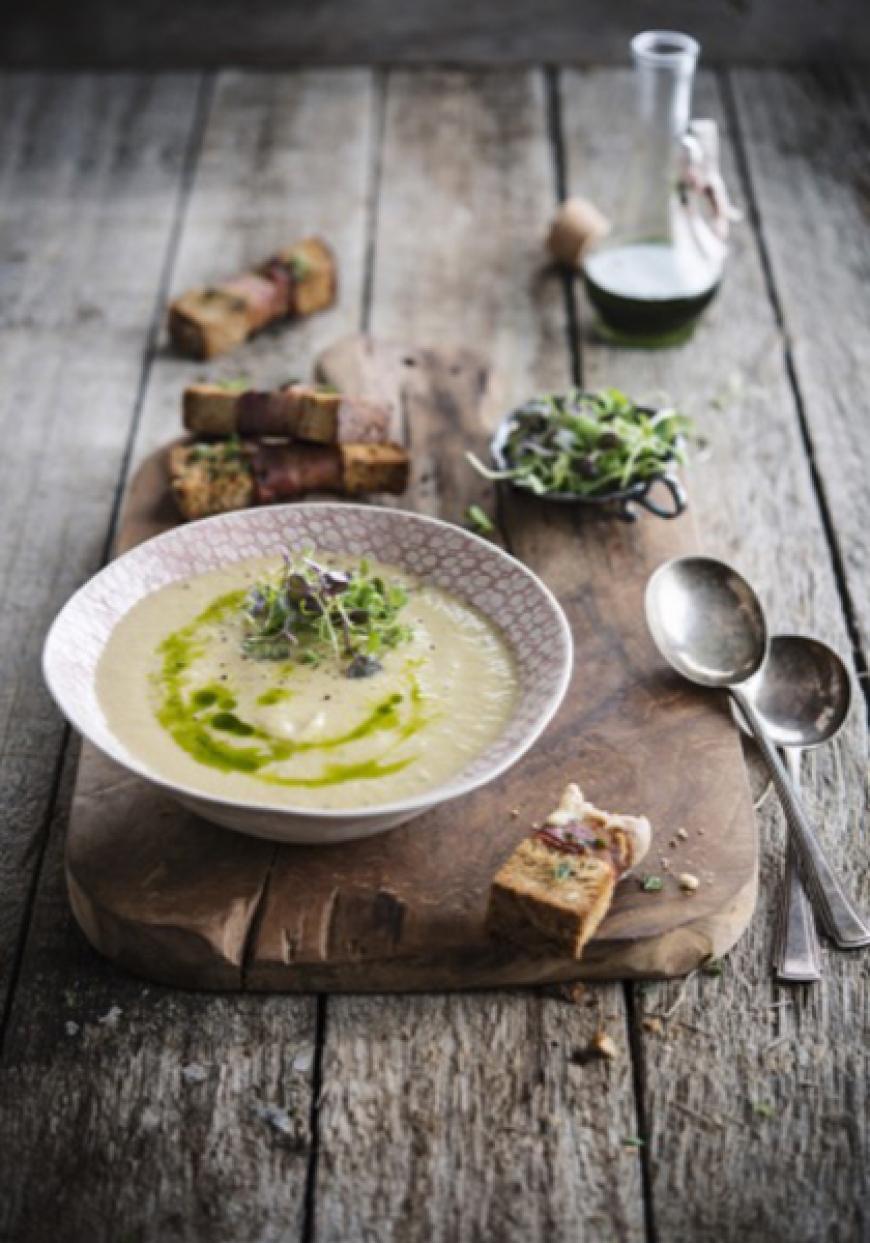 Soupe poireaux pommes de terre, pain au lard