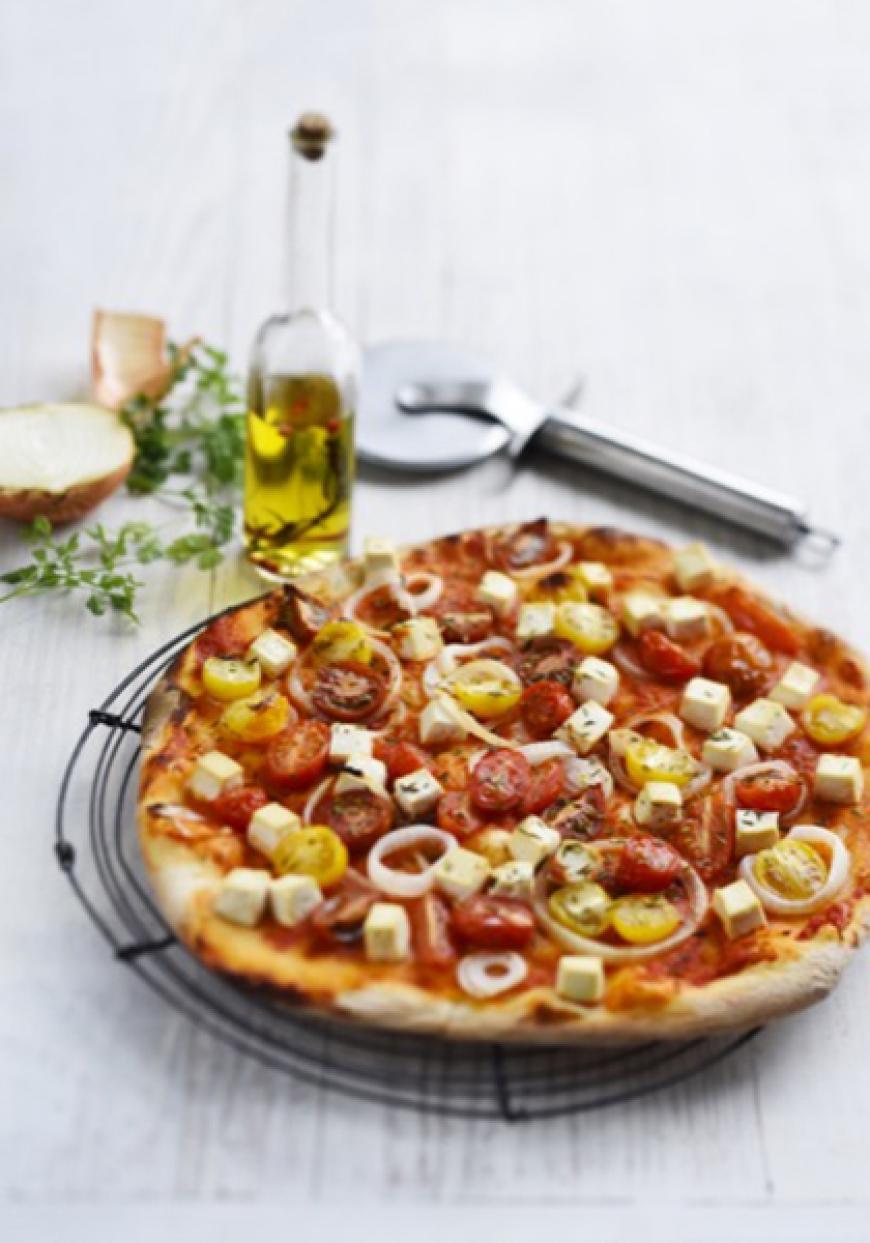 Pizza au tofu, tomates cerise, oignons et herbes de Provences