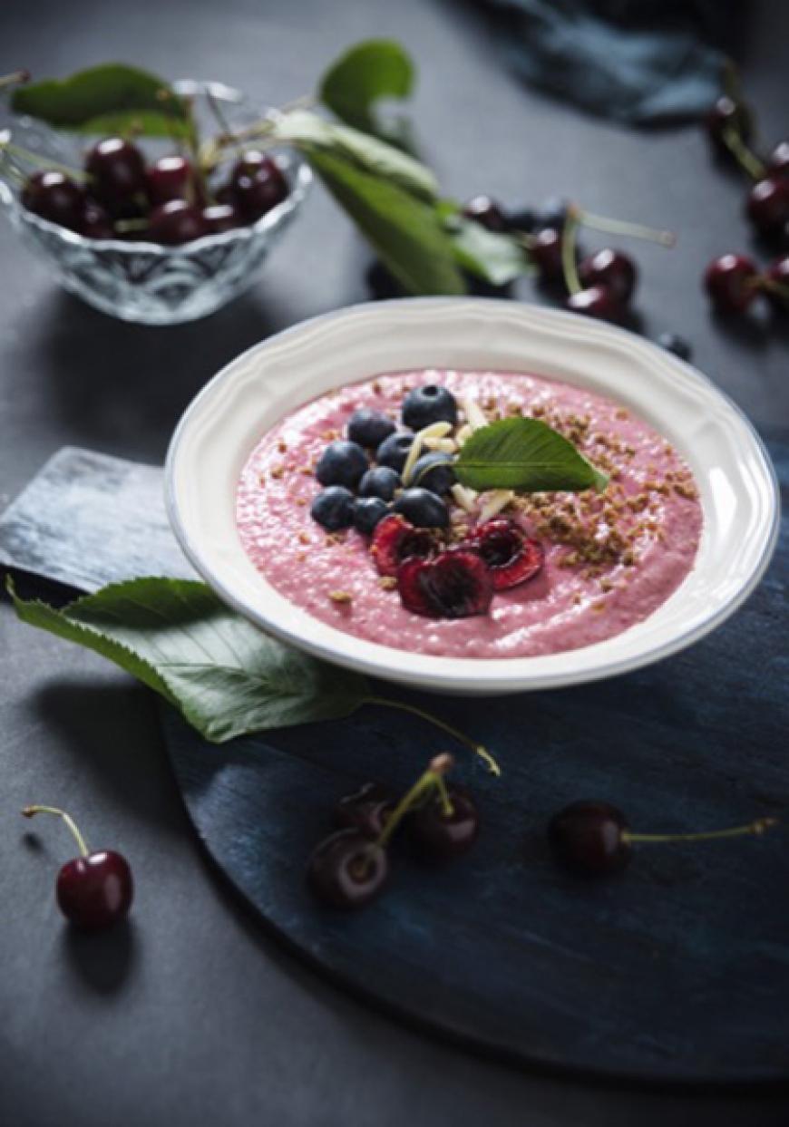 Smoothie bowl aux cerises et aux myrtilles