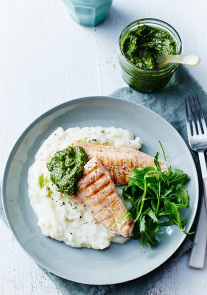 Saumon grillé, purée de chou-fleur et pesto de roquette