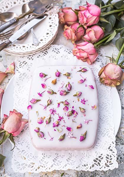 Gâteau d’anniversaire vanille glaçage à l’eau de rose