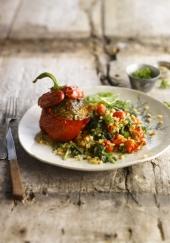 Poivrons farcis à l&#039;agneau, blé aux épinards et aux tomates