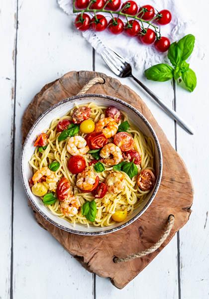 Spaghettis complets aux crevettes et tomates cerises