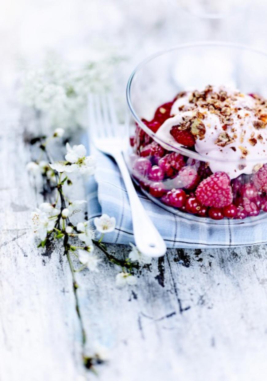 Salade de fruits rouges, chantilly légère à l&#039;écrasée de framboises