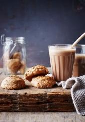 Biscuits aux amandes et à la cardamome, lait d&#039;amande au chocolat