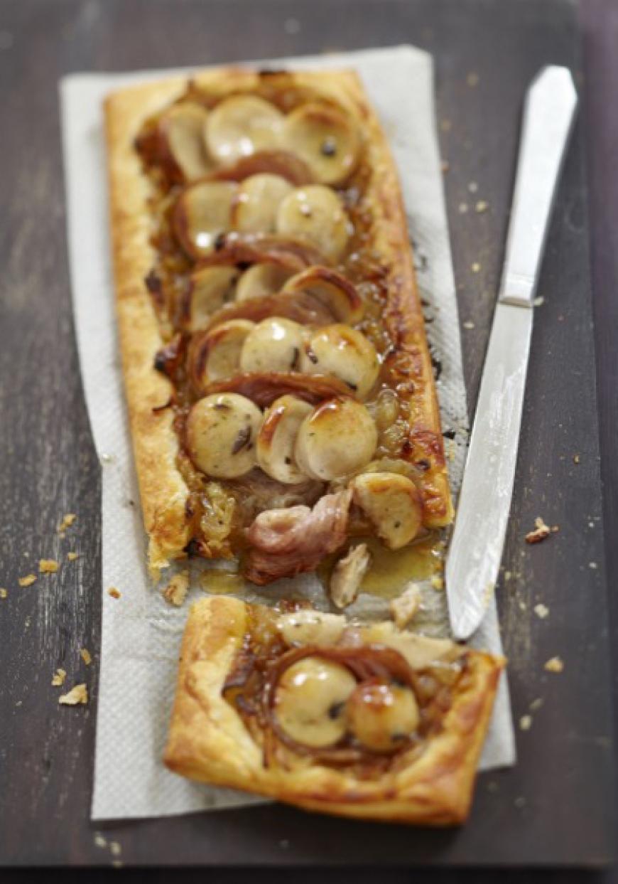 Tarte fine au boudin blanc, andouille et compotée d&#039;oignons et au miel