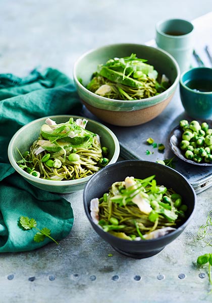 Salade de nouilles soba aux petits pois, avocats et wasabi