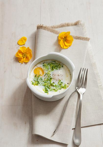 Œufs cocotte aux courgettes et basilic