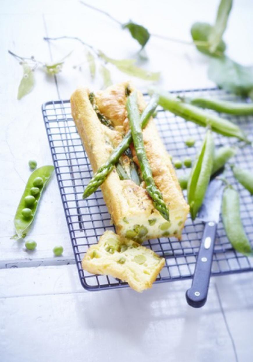 Gâteau magique de printemps aux asperges vertes et aux petits pois