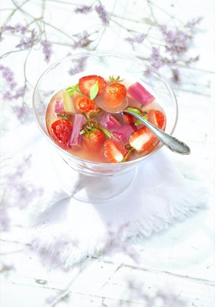 Soupe à la rhubarbe, fraise et verveine