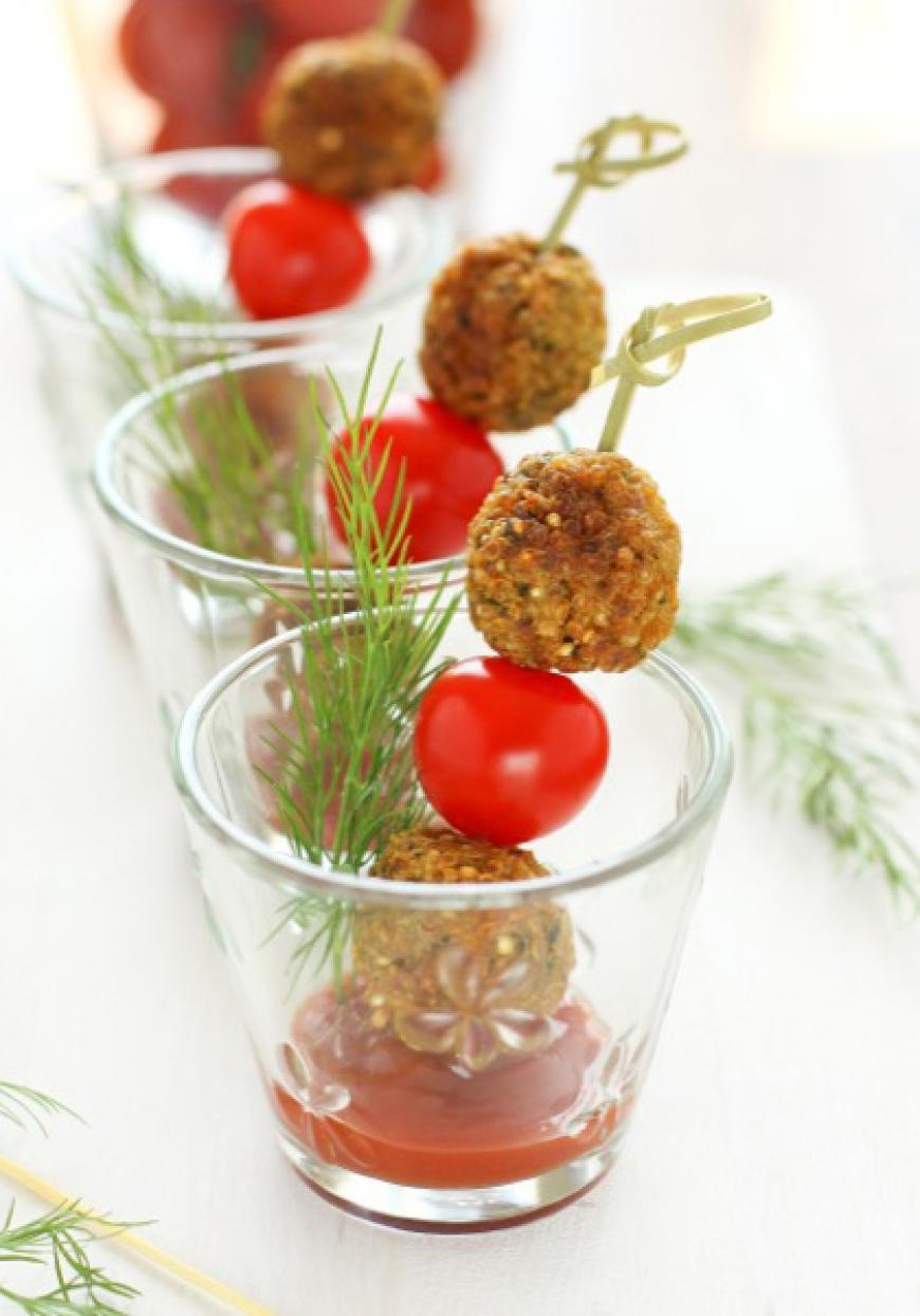 Brochettes de croquettes de quinoa, tomates cerise et coulis de tomate