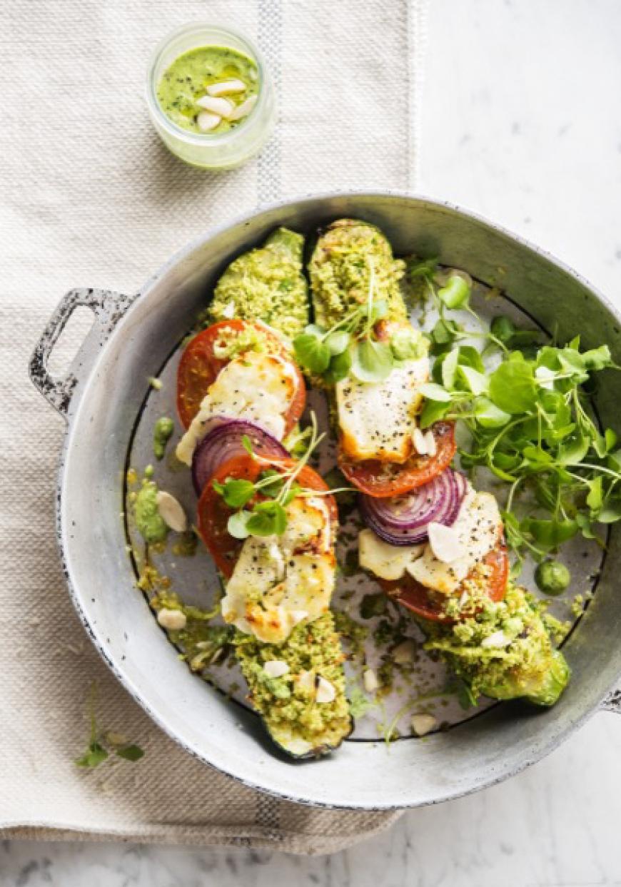 Courgettes farcies à la semoule, tomate et fromage, pesto aux amandes