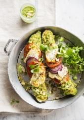 Courgettes farcies à la semoule, tomate et fromage, pesto aux amandes