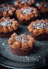 Financiers noisette, cacao, crème au chocolat