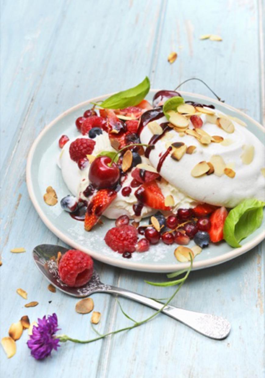 Pavlova aux amandes et fruits rouges