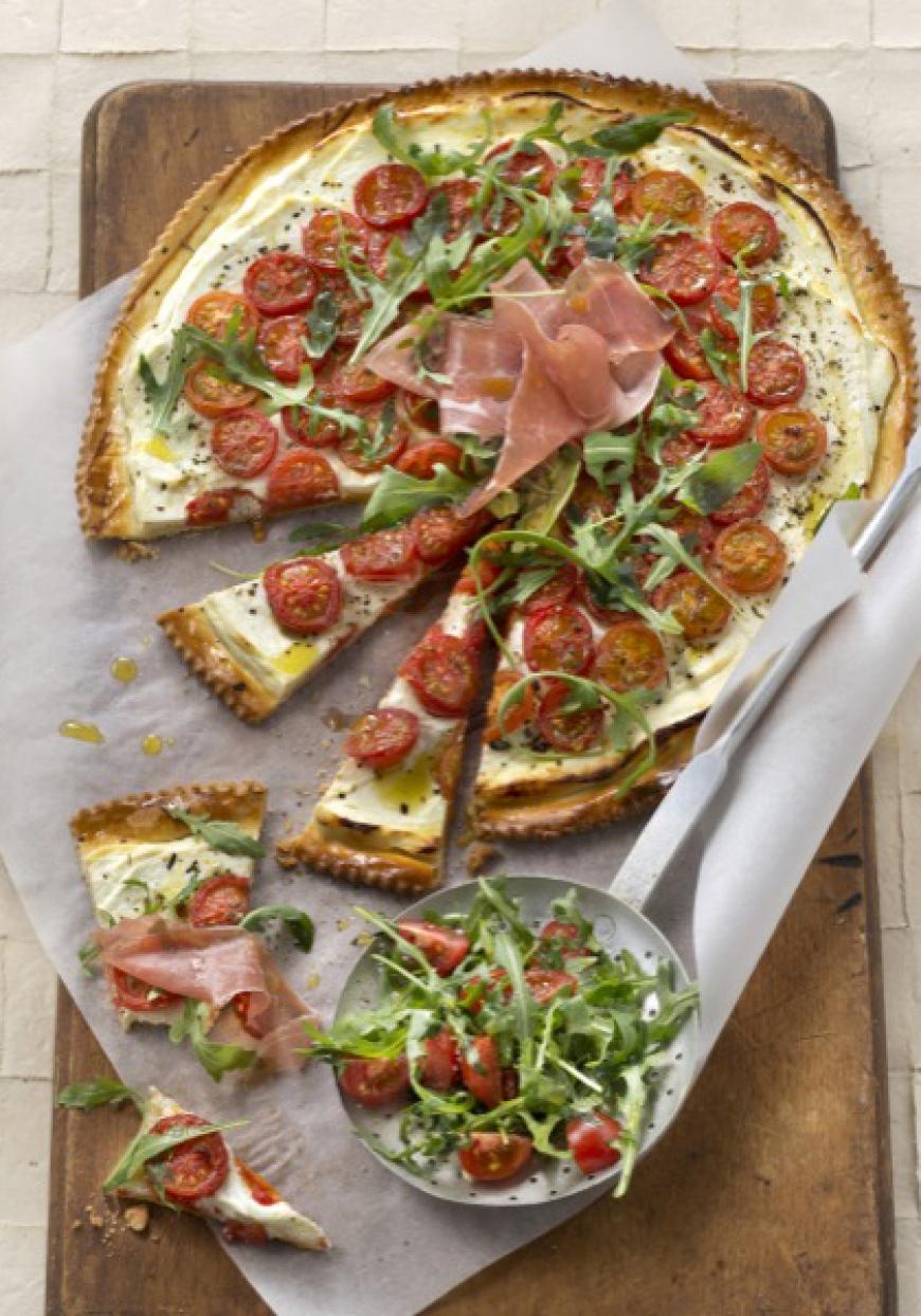 Tarte au fromage frais, tomates cerise, roquette et jambon cru