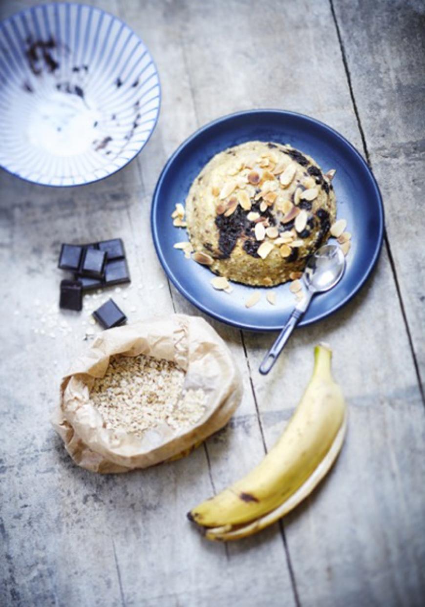 Bowl cake aux flocons d&#039;avoine, amandes, chocolat et banane