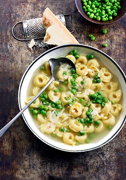 Bouillon de tortellini aux petits pois et parmesan