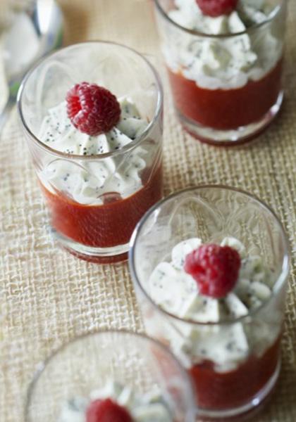 Verrine de purée de poivrons et framboises, petit-suisse au wasabi