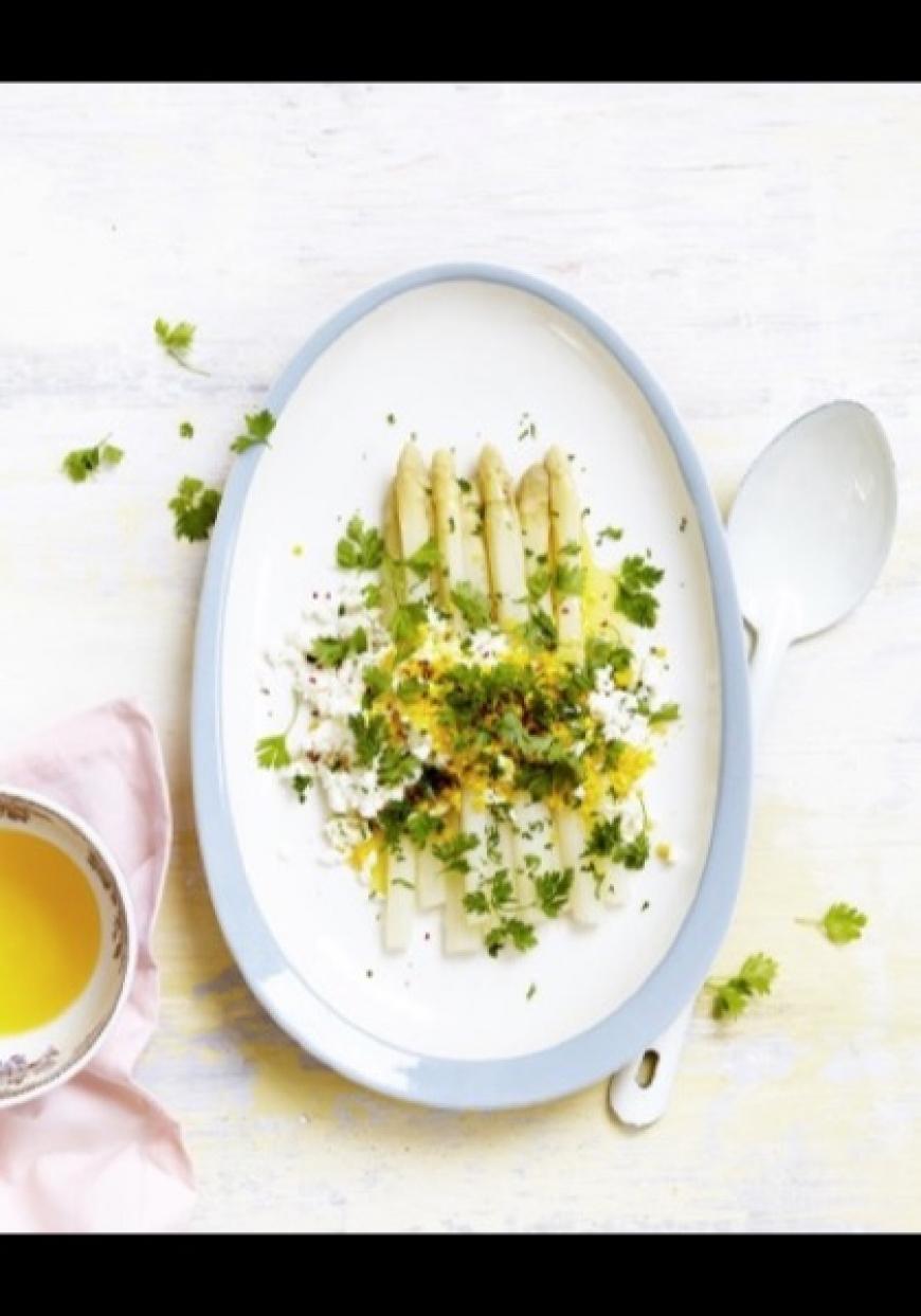 Asperges blanches à l&#039;oeuf mimosa et aux herbes fraîches