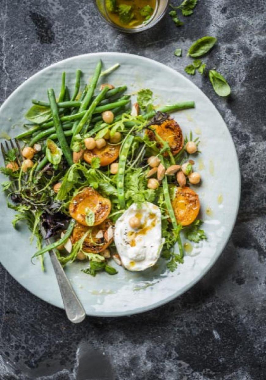 Salade de haricots verts aux pois chiches, mozzarella et abricots rôtis