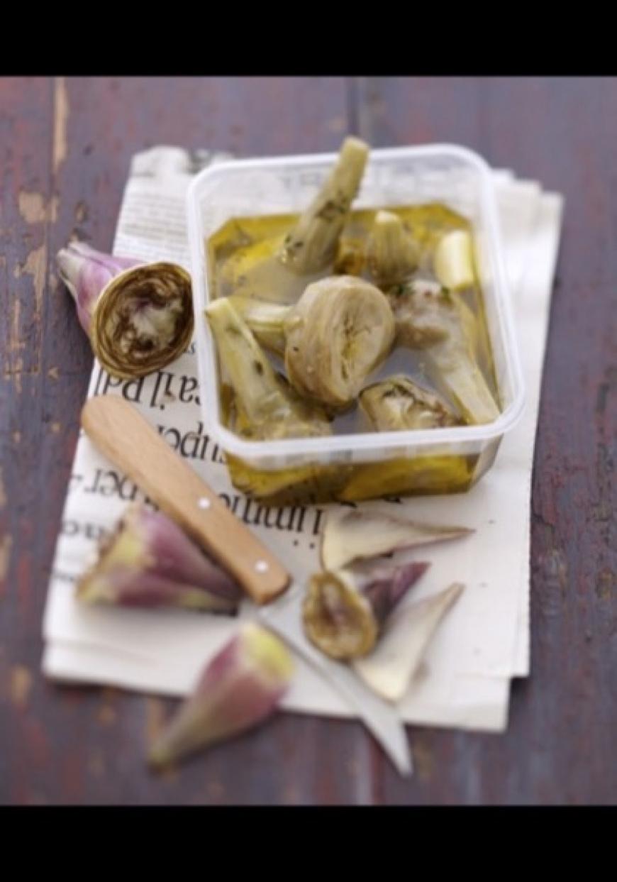 Petits artichauts violets marinés à l&#039;huile d&#039;olive et à l&#039;ail nouveau