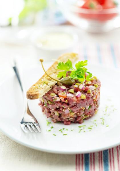 Tartare de boeuf aux herbes et aux aromates