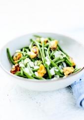 Salade de haricots verts aux moules et aux oignons