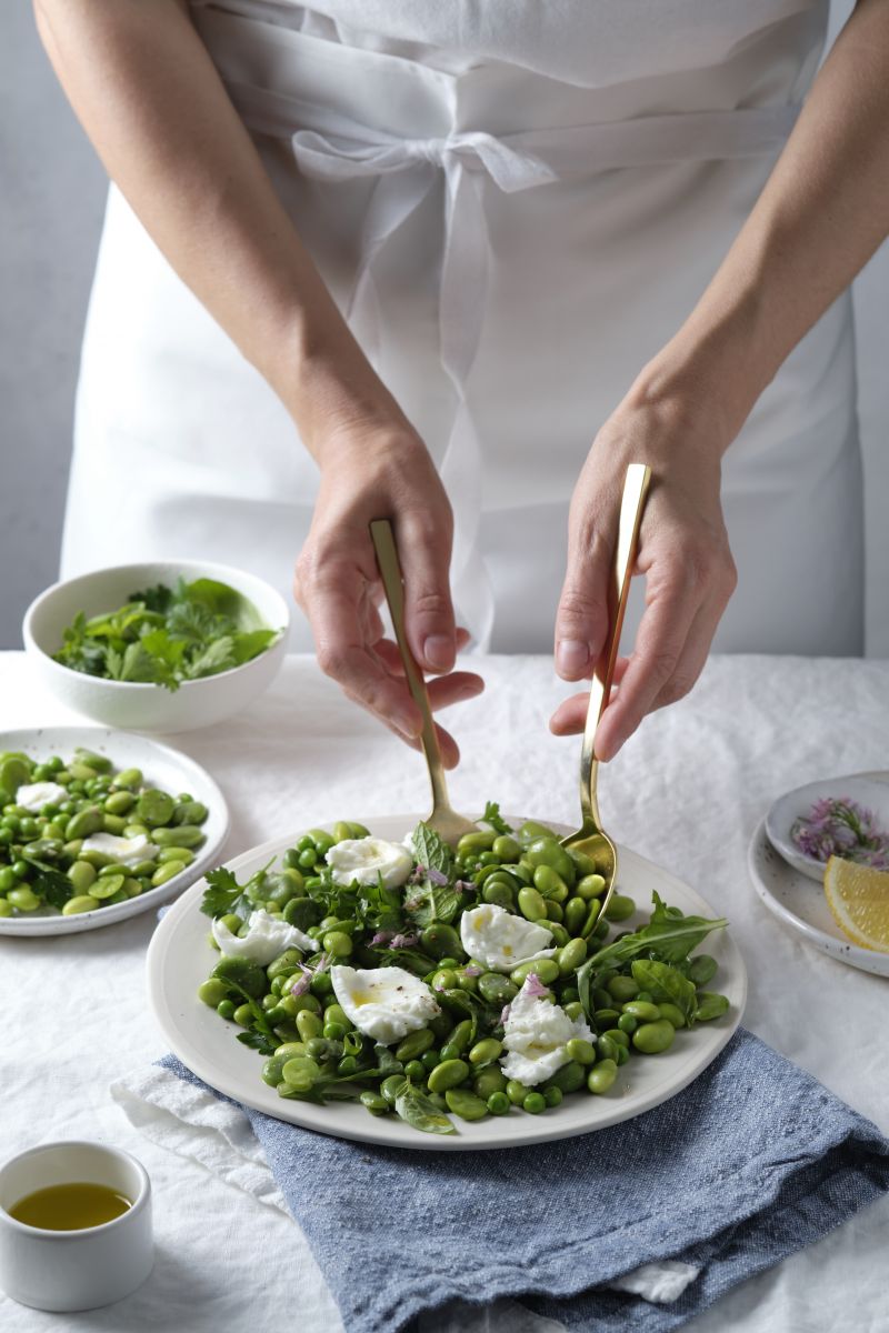 Salade de petits pois, fèves, edamame, herbes et burrata