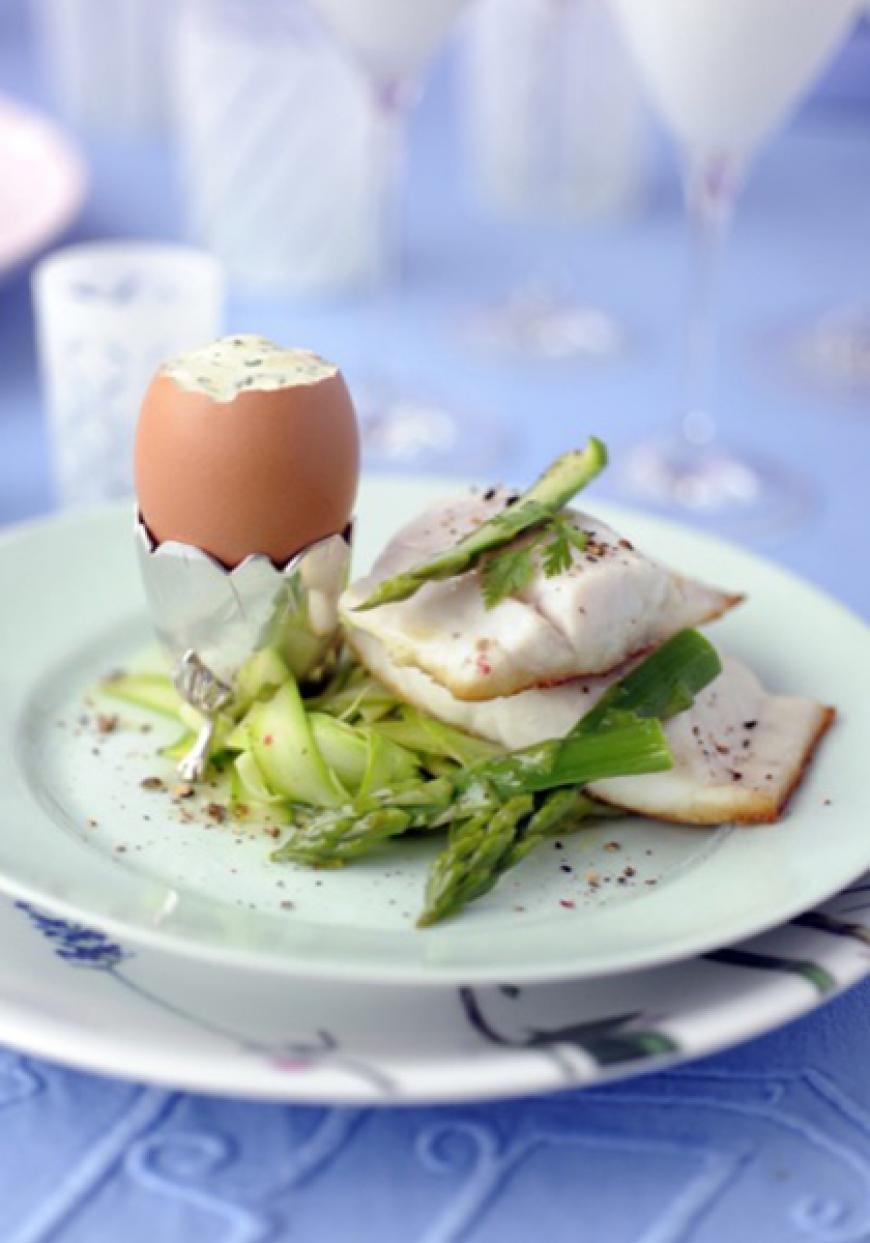 Bar poêlé, asperges vertes et sauce aux herbes