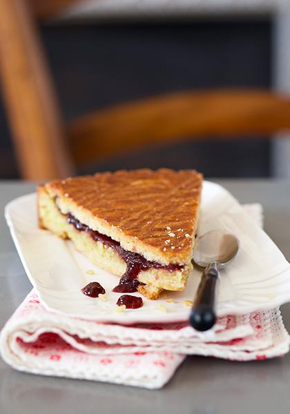 Gâteau basque à la confiture de cerises noires