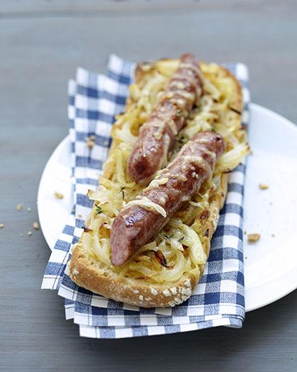 Tartine gratinée aux oignons et saucisses