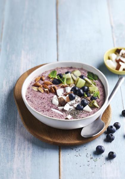 Smoothie bowl myrtilles, coco et amandes