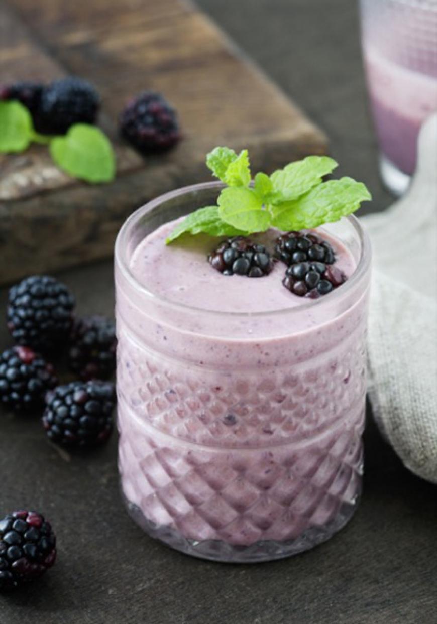 Smoothie à la mûre et à la violette