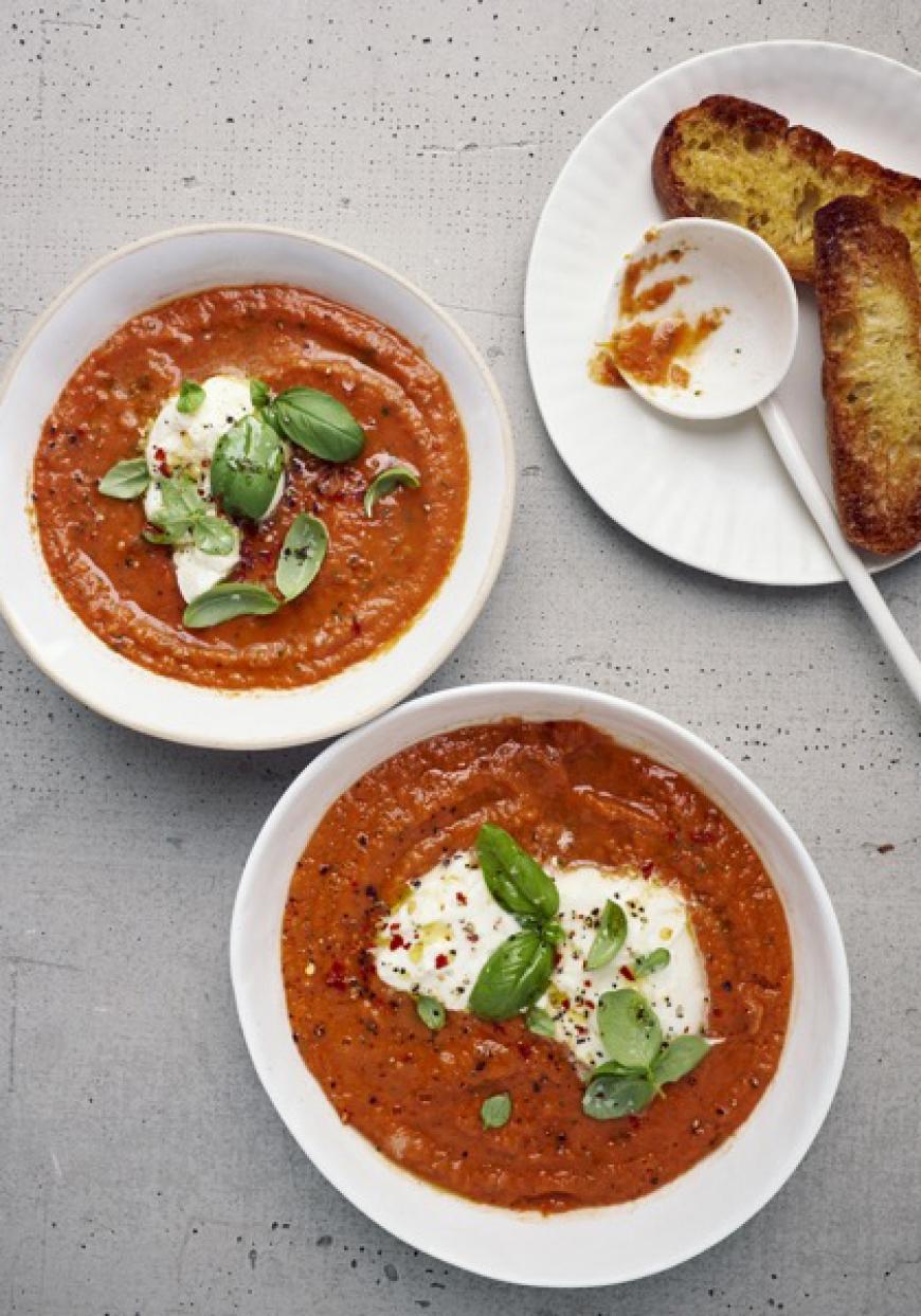 Soupe tiède de tomates caprese