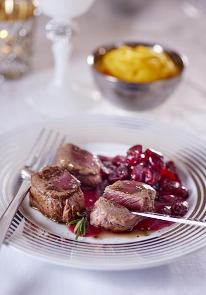 Filet de chevreuil sauce au porto et aux airelles, purée de courge