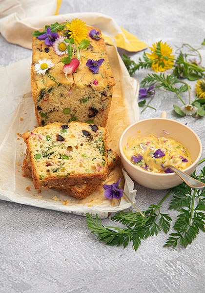 Cake aux petits pois, olives, jambon et tomates séchées