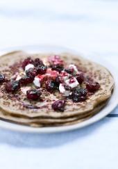 Crêpes à la farine de châtaigne, fromage de brebis et griottes