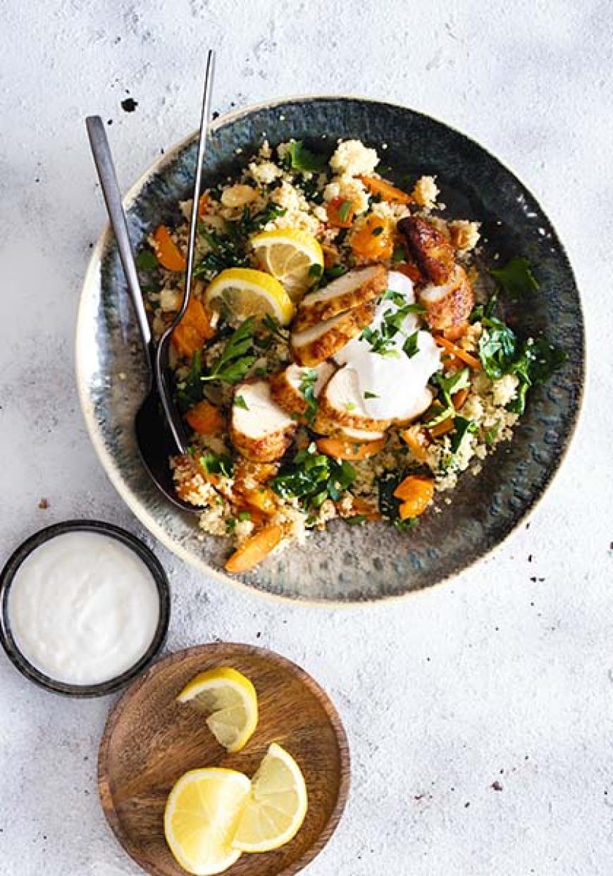 Poulet à la semoule et aux abricots secs