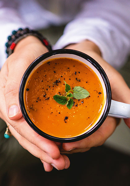 Soupe aux tomates rôties et basilic