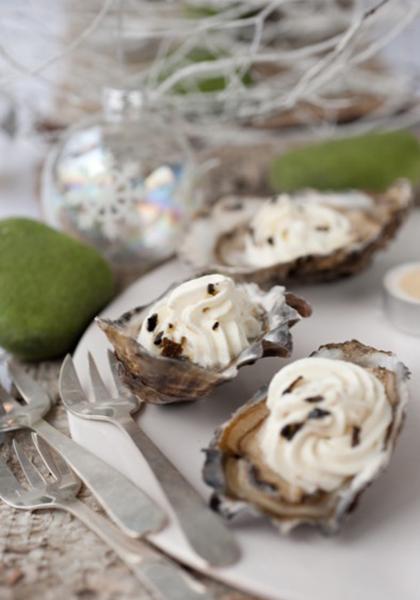 Huîtres à la chantilly de foie gras et brisures de truffes