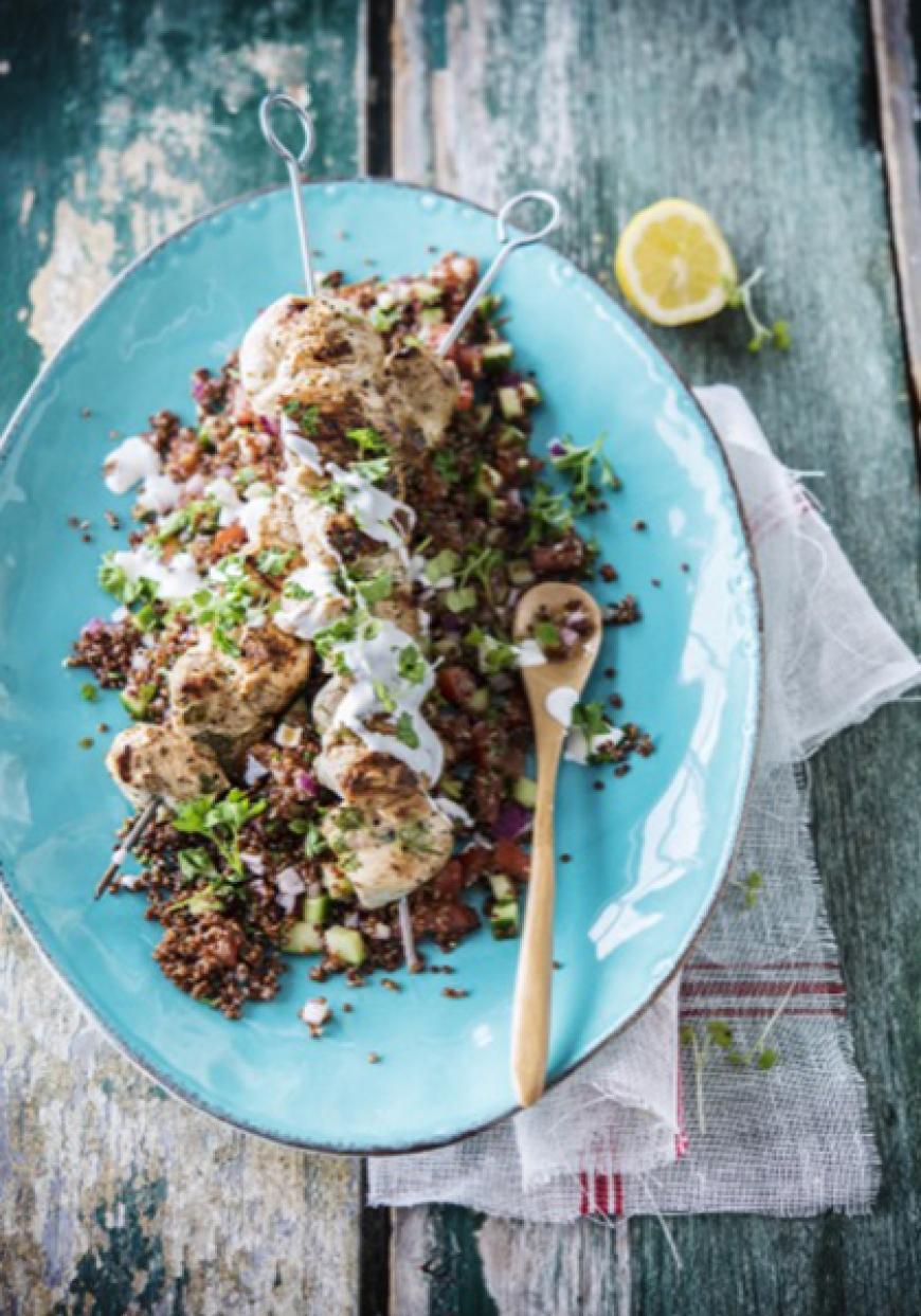 Taboulé de quinoa, brochettes de poulet, sauce au yaourt et aux herbes