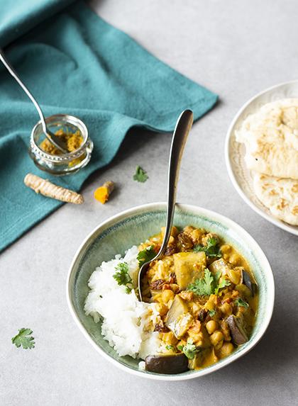 Curry d&#039;aubergines aux pois chiches et lait de coco