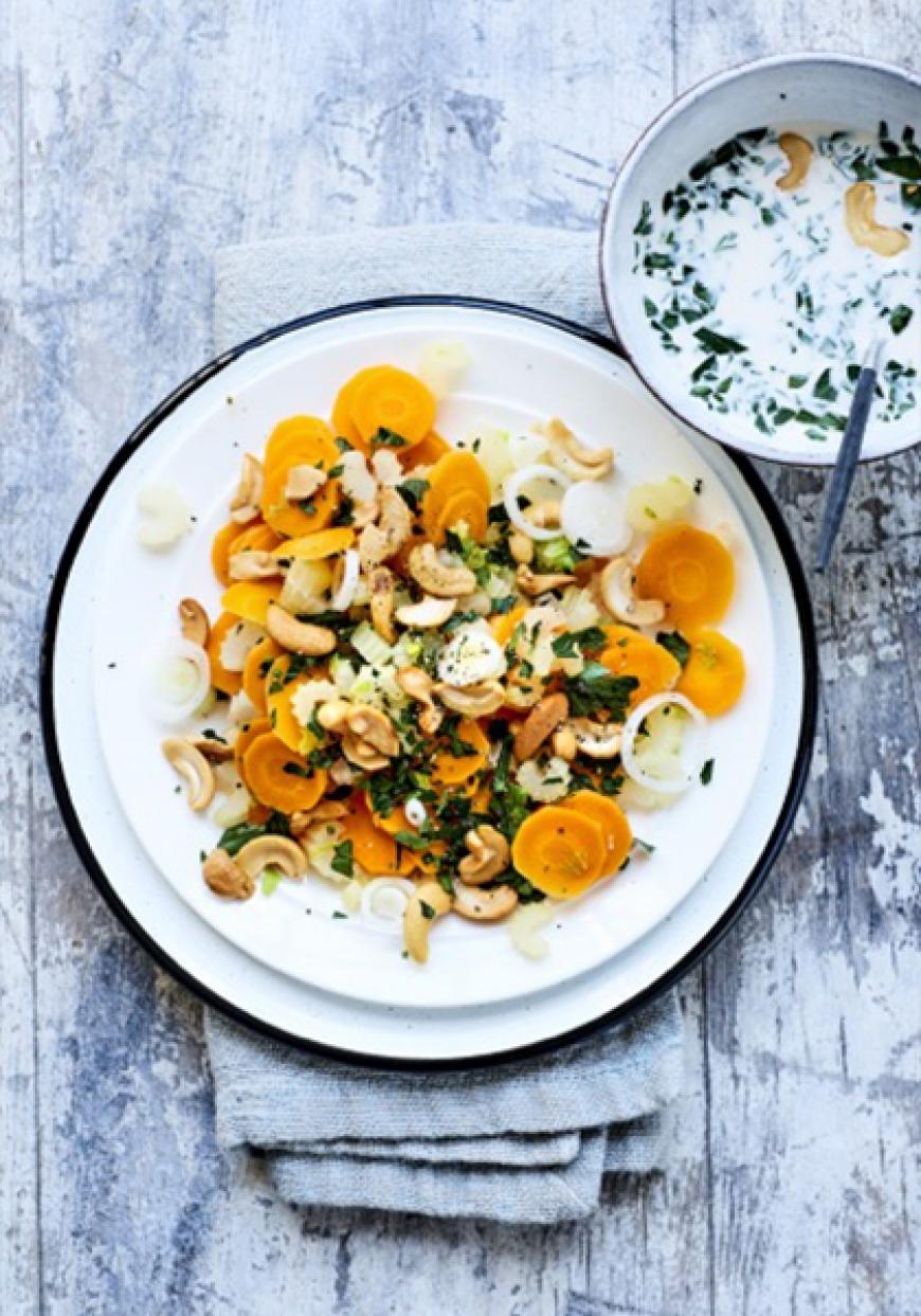 Salade tiède de carottes et céleri aux noix de cajou