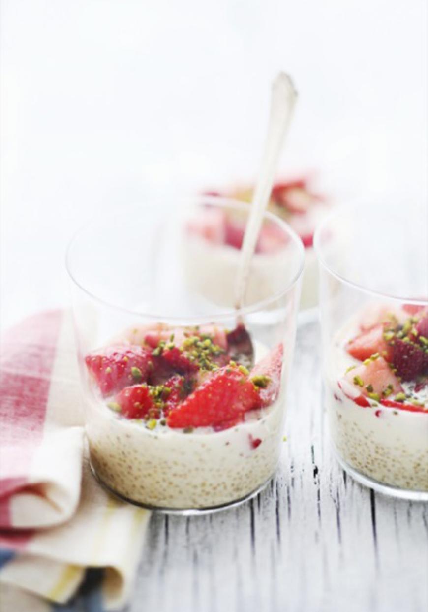 Quinoa au lait, aux fraises et aux pistaches