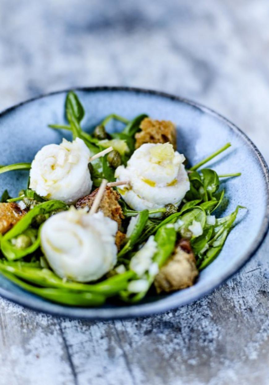 Rouleaux de sole à la vapeur de thé, salade de pousses d&#039;épinards